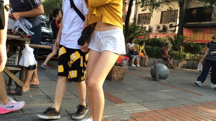 风骚宽松呢绒小热裤美女[MP4/3GB]