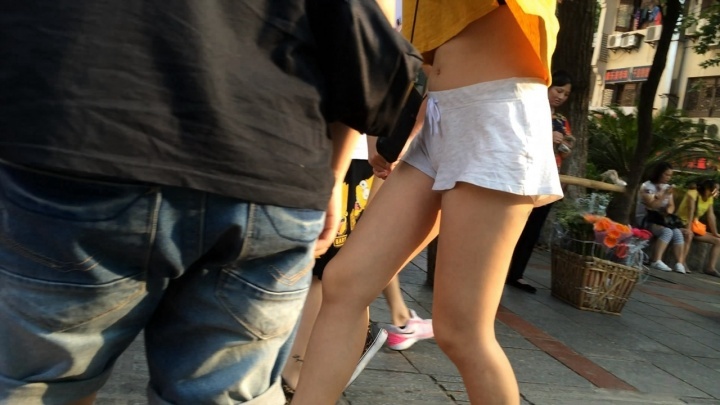 风骚宽松呢绒小热裤美女[MP4/3GB]