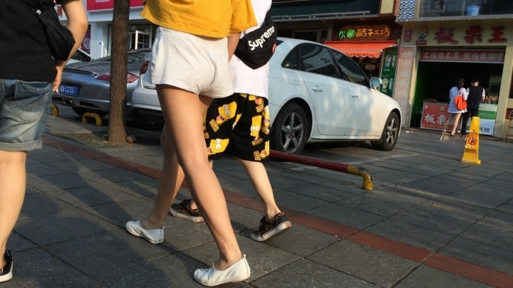 风骚宽松呢绒小热裤美女[MP4/3GB]