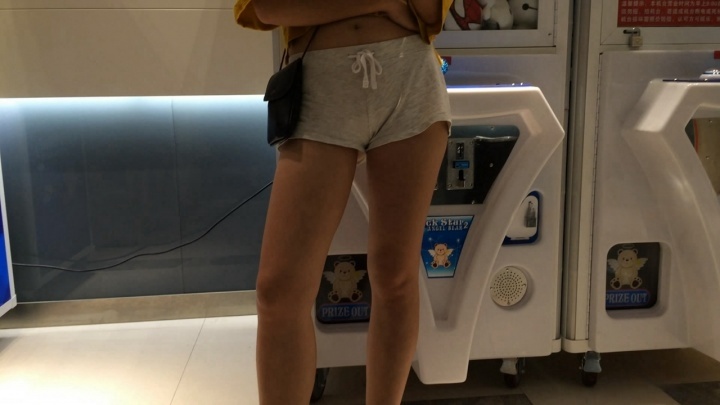 风骚宽松呢绒小热裤美女[MP4/3GB]