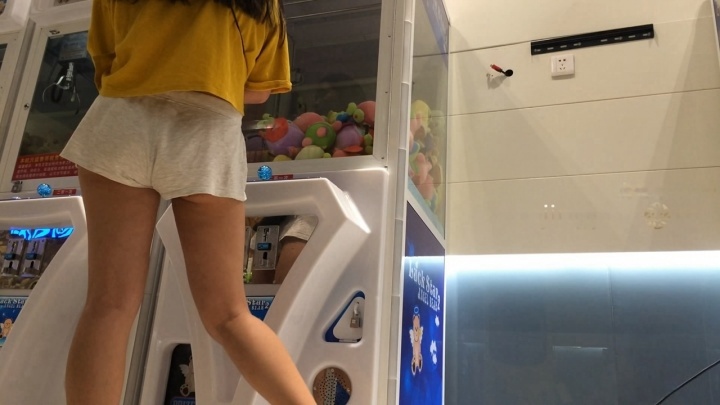 风骚宽松呢绒小热裤美女[MP4/3GB]