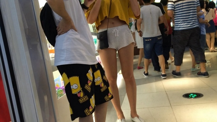 风骚宽松呢绒小热裤美女[MP4/3GB]