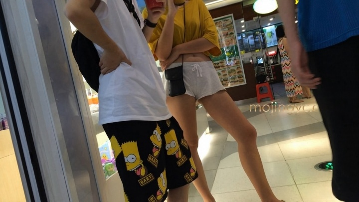 风骚宽松呢绒小热裤美女[MP4/3GB]