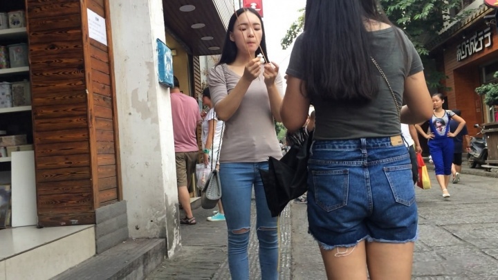 灰衣紧牛美女[MP4/2GB]