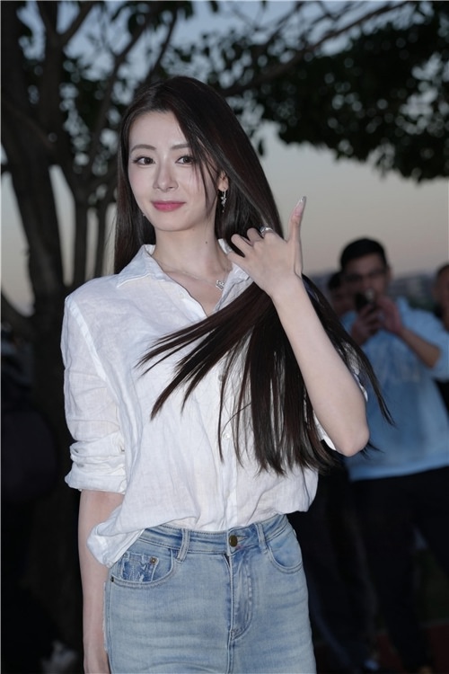 长腿牛仔裤模特美女【套图+视频】