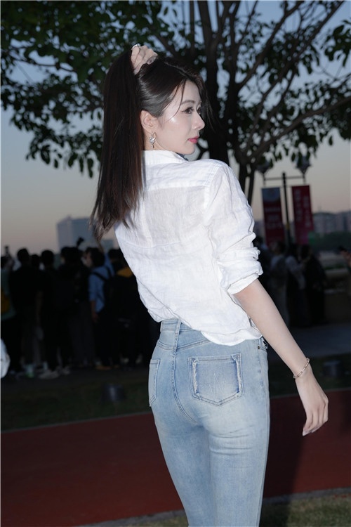 长腿牛仔裤模特美女【套图+视频】