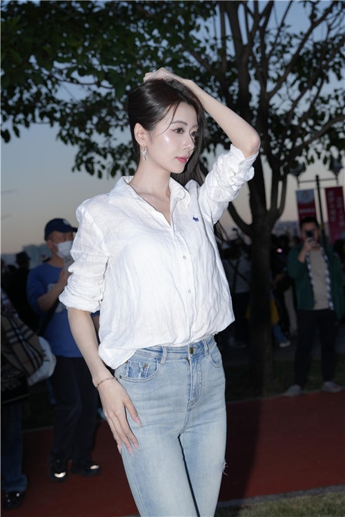 长腿牛仔裤模特美女【套图+视频】