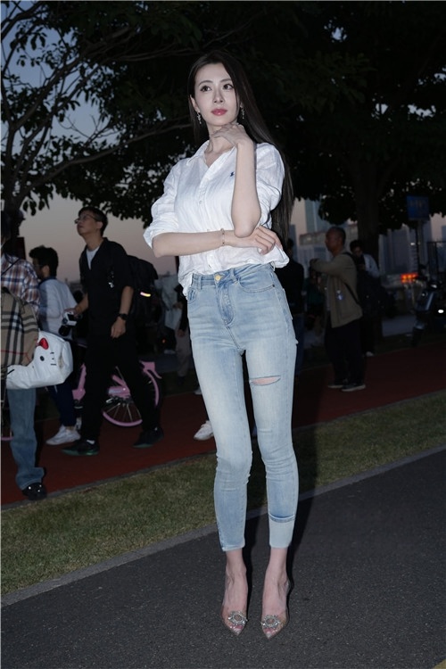 长腿牛仔裤模特美女【套图+视频】