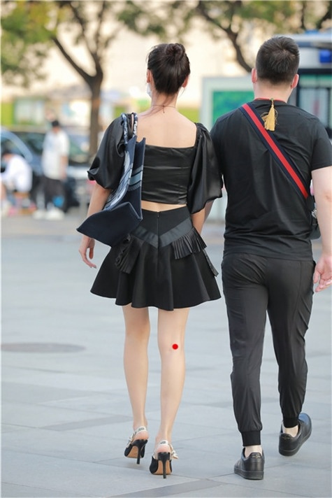 戴口罩的墨镜黑裙小姐姐【套图+视频】