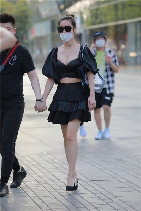 戴口罩的墨镜黑裙小姐姐【套图+视频】