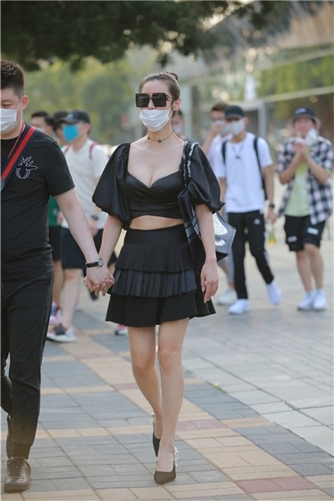 戴口罩的墨镜黑裙小姐姐【套图+视频】