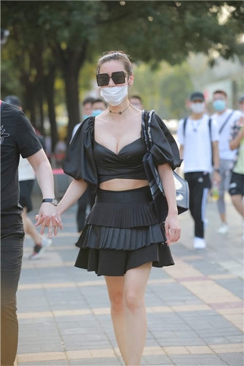 戴口罩的墨镜黑裙小姐姐【套图+视频】