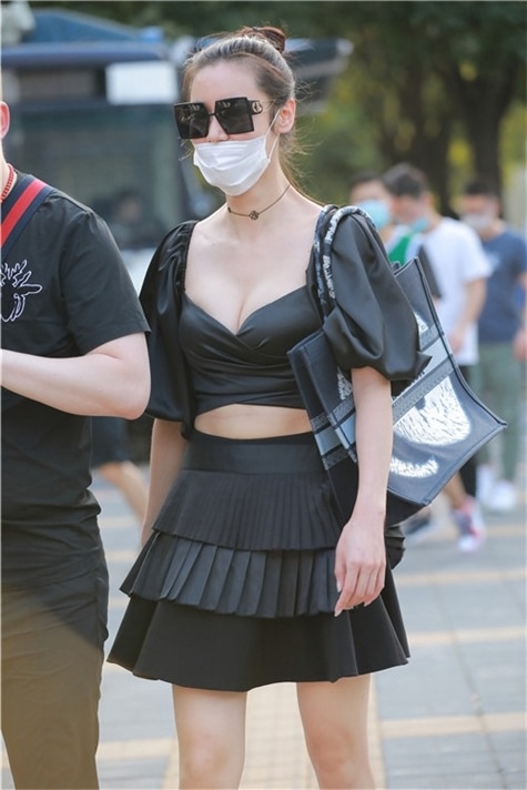 戴口罩的墨镜黑裙小姐姐【套图+视频】