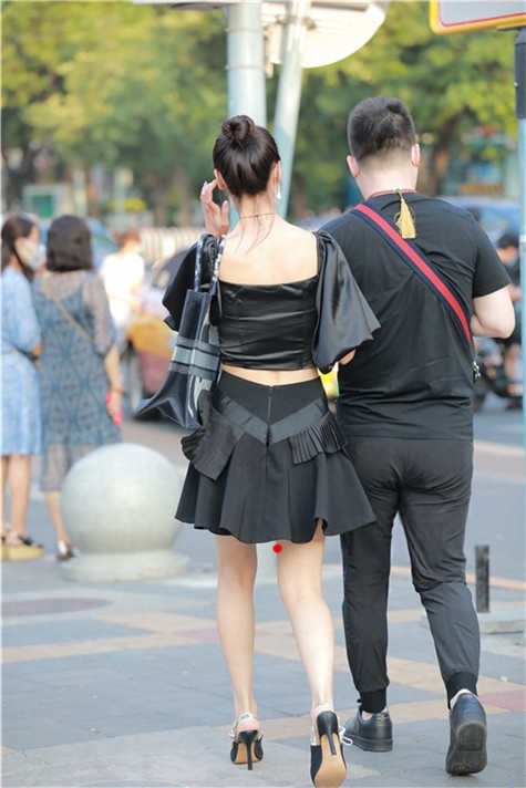 戴口罩的墨镜黑裙小姐姐【套图+视频】