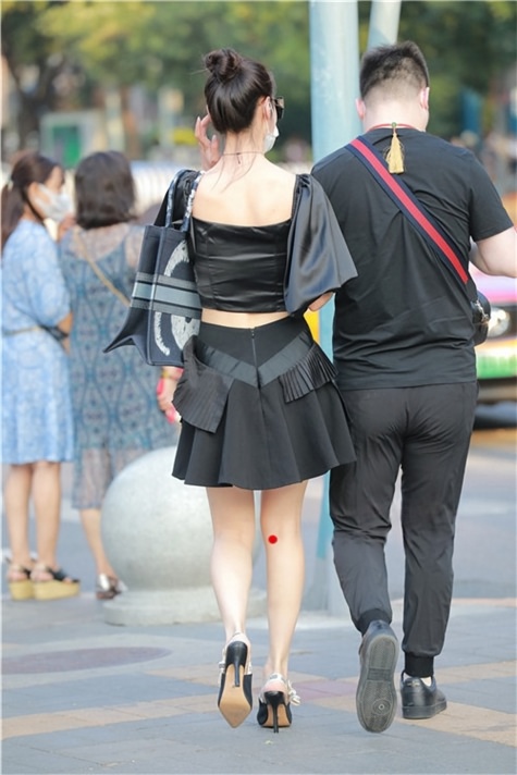 戴口罩的墨镜黑裙小姐姐【套图+视频】