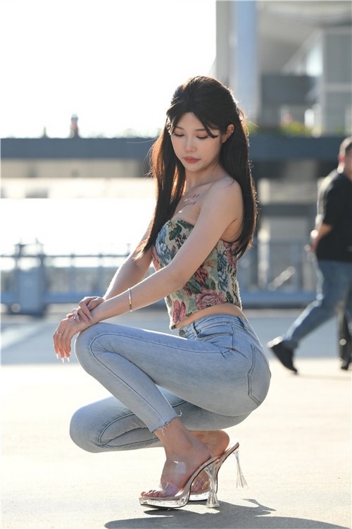 紧身牛仔裤美女(108P)[1.89G/JPG]