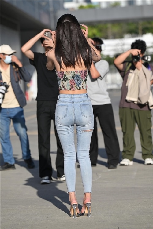 紧身牛仔裤美女(108P)[1.89G/JPG]