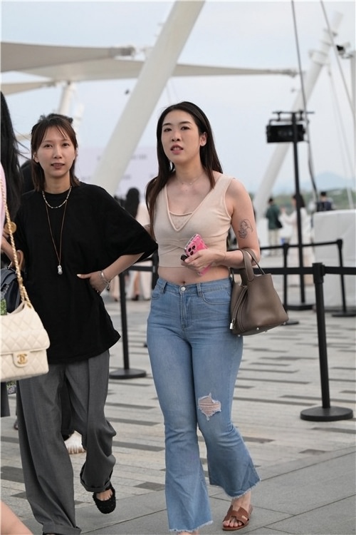 丰腴紧牛美女(53P)[1.13G/JPG]