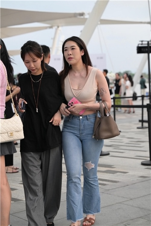 丰腴紧牛美女(53P)[1.13G/JPG]