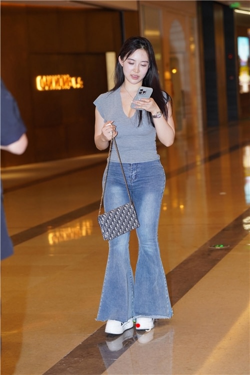 翘屯蓝牛小姐姐(74P)[1.37G/JPG]