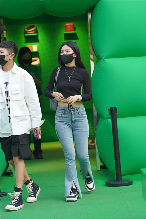 美背牛仔裤小姐姐(213P)[2.59G/JPG]