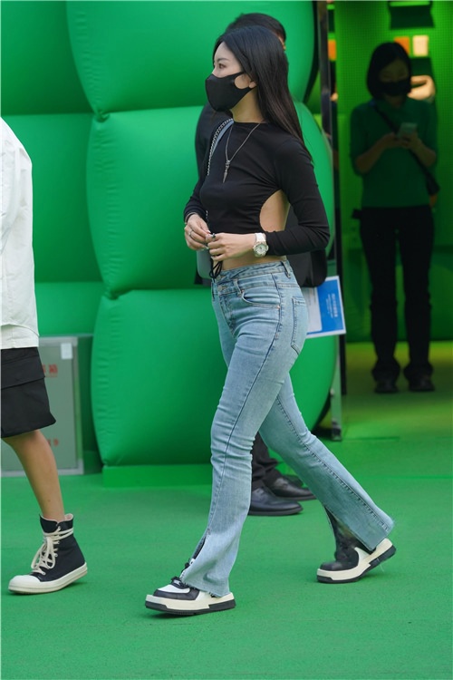 美背牛仔裤小姐姐(213P)[2.59G/JPG]