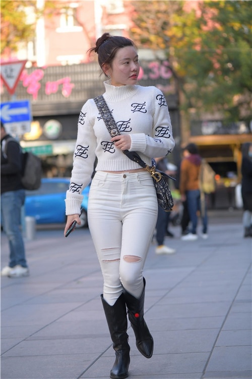 圆润白色紧身裤美女(202P)[4.64G/JPG]