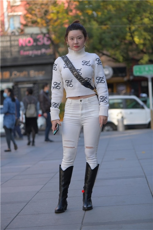 圆润白色紧身裤美女(202P)[4.64G/JPG]