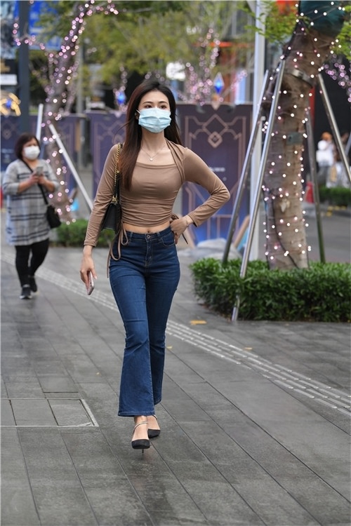 紧身牛仔裤美女(64P)[1.44G/JPG]