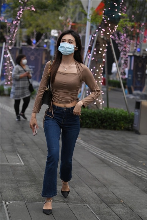 紧身牛仔裤美女(64P)[1.44G/JPG]