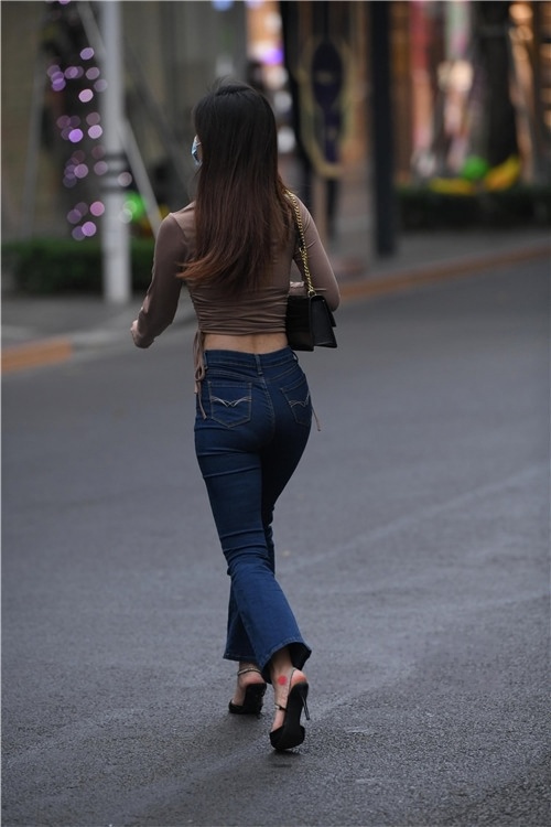 紧身牛仔裤美女(64P)[1.44G/JPG]