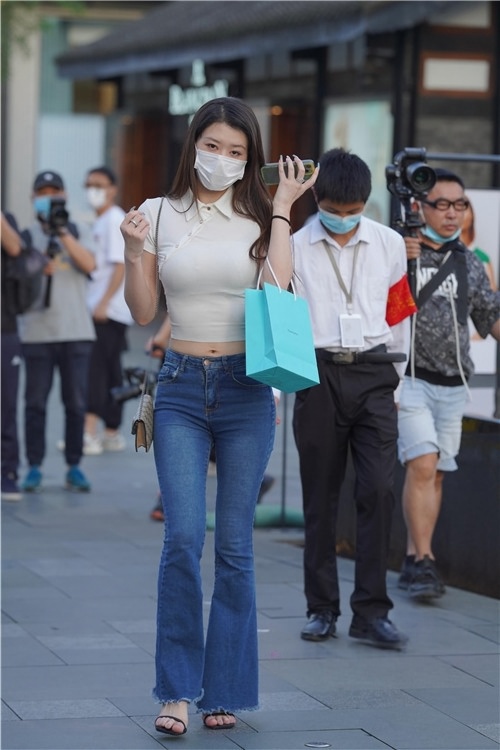 蓝色紧身牛仔裤美女(207P)[2.59G/JPG]