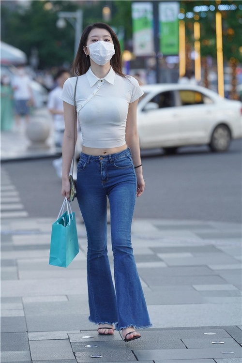 蓝色紧身牛仔裤美女(207P)[2.59G/JPG]