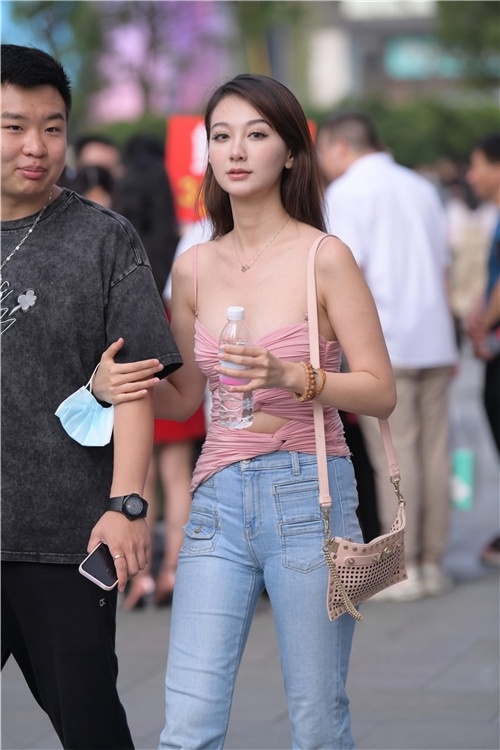 性感的低X牛仔美女(80P)[1.67G/JPG]