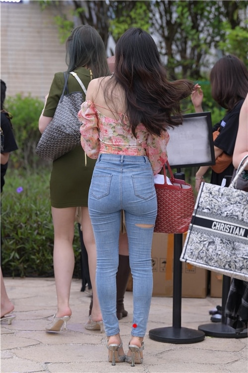 蓝色牛仔裤美女(102P)[2.31G/JPG]