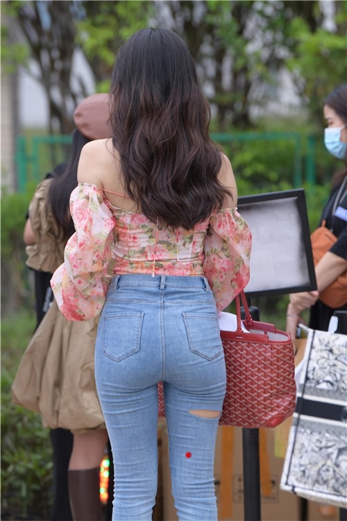 蓝色牛仔裤美女(102P)[2.31G/JPG]