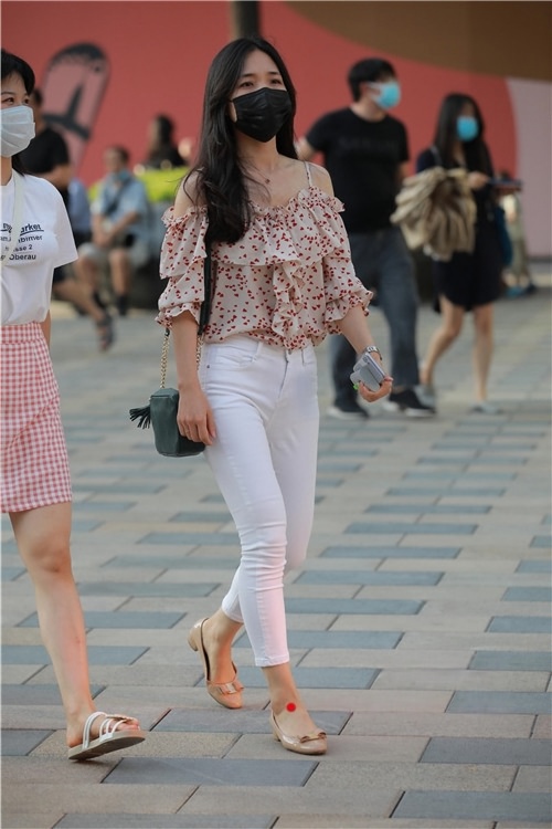 白裤紧身美女(169P)[2.02G/JPG]