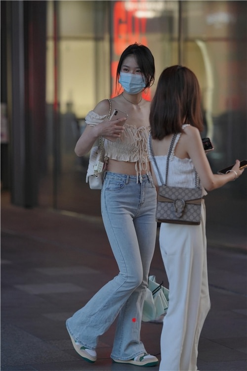 紧身牛仔裤美女(85P)[1.3G/JPG]