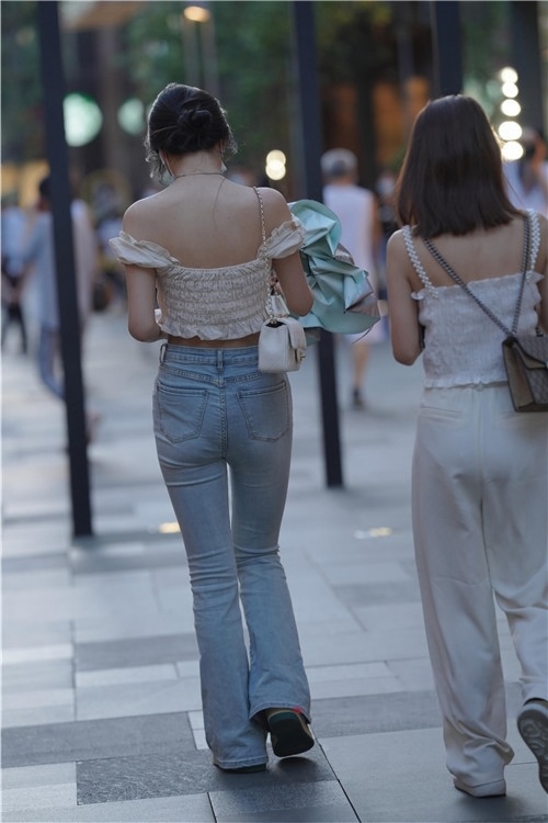 紧身牛仔裤美女(85P)[1.3G/JPG]