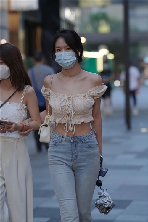 紧身牛仔裤美女(85P)[1.3G/JPG]