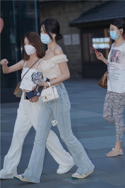 紧身牛仔裤美女(85P)[1.3G/JPG]