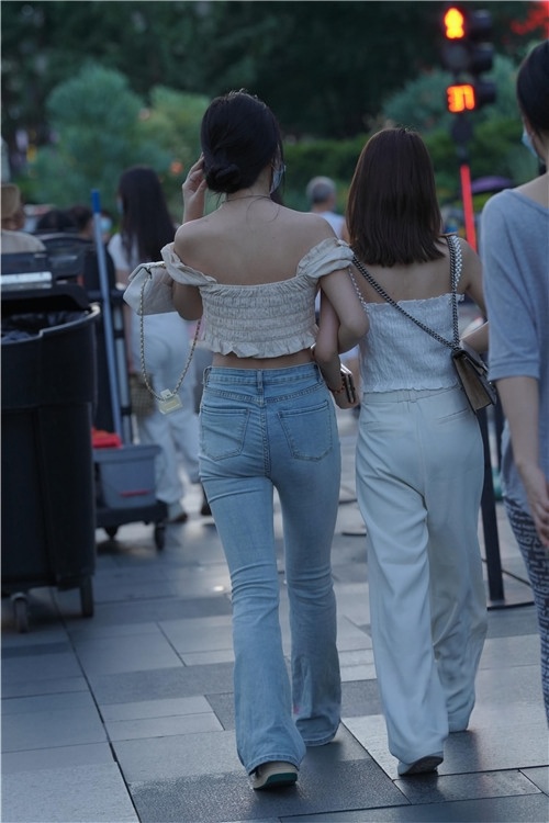 紧身牛仔裤美女(85P)[1.3G/JPG]