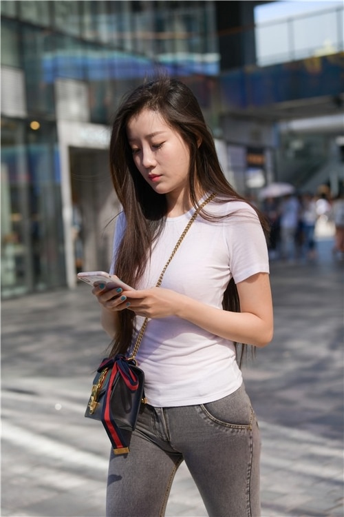 灰色紧牛美女(57P)[712M/JPG]