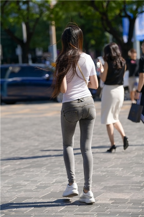 灰色紧牛美女(57P)[712M/JPG]