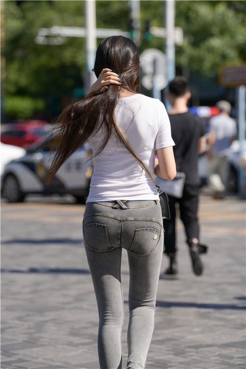 灰色紧牛美女(57P)[712M/JPG]