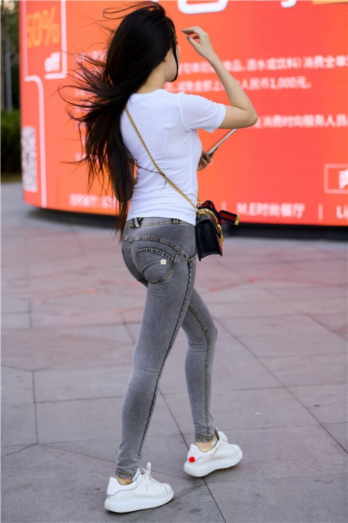 灰色紧牛美女(57P)[712M/JPG]