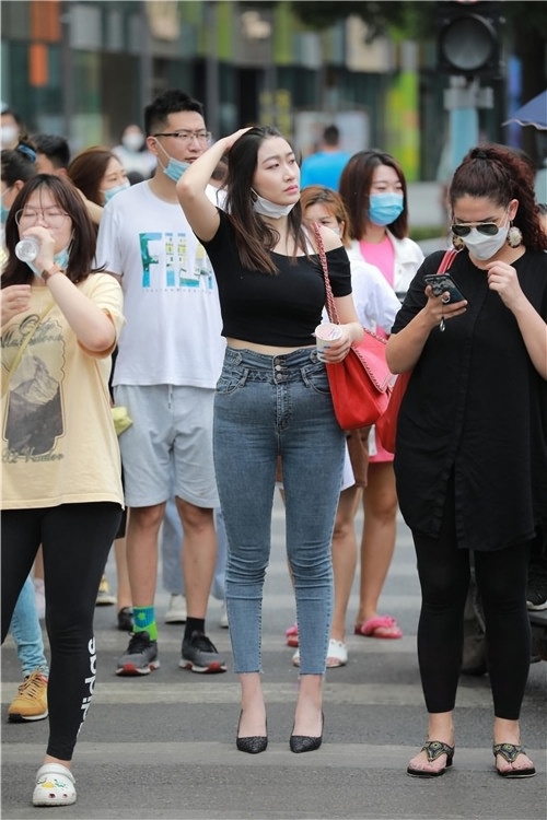 丰屯紧牛美女【套图+视频】