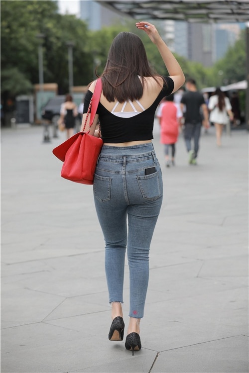 丰屯紧牛美女【套图+视频】