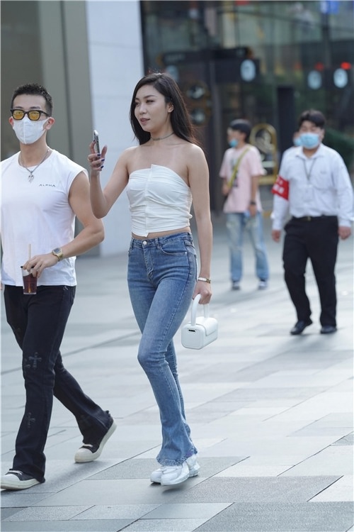 蓝色牛仔裤美女(87P)[1.26G/JPG]