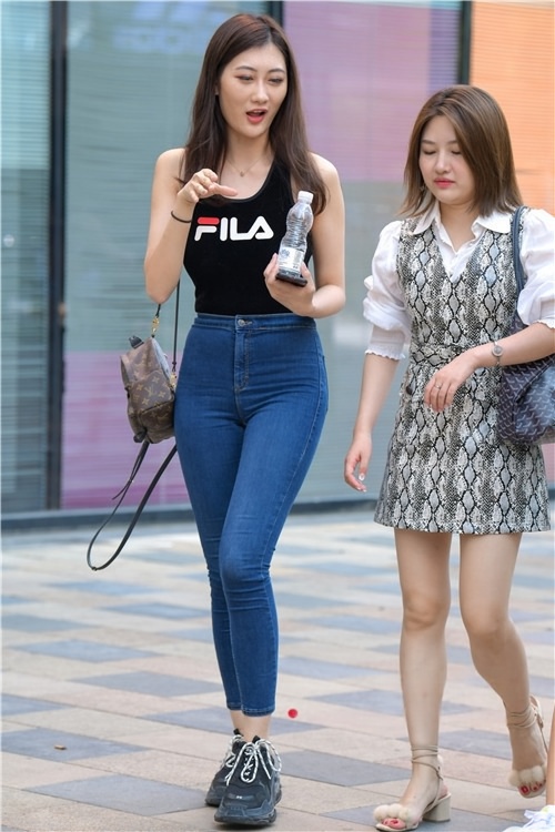 蓝色紧身牛仔裤美女(137P)[3.55G/JPG]